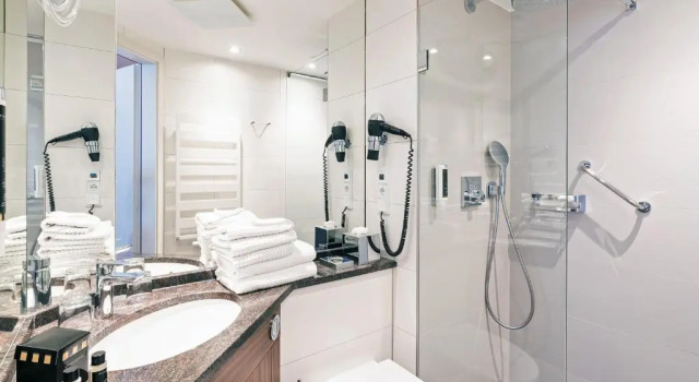 Двухместный номер Standard с балконом и с видом на море SEETELHOTEL Ostseehotel das Entdeckerhotel an der Ostsee und der perfekte Startpunkt für Ihre Inselabenteuer
