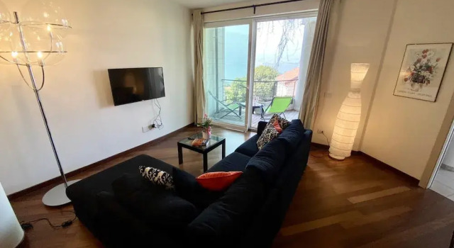 Emma Apartment With Terrace Lake View in Verbania, Забронировать Апартаменты/квартира Отели Вербания с парковкой, рядом с Ботанические сады Виллы Таранто, Парковка