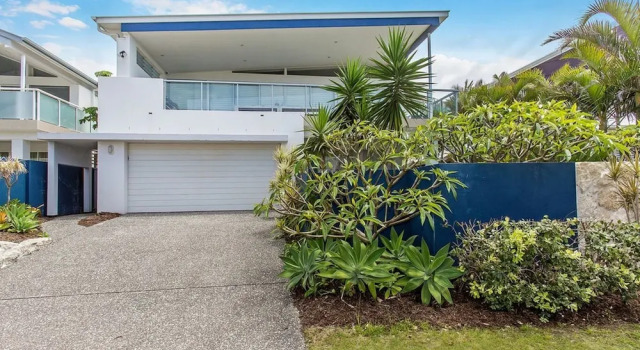 Salt Beach Holiday Home