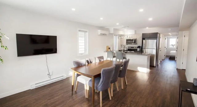 Cheerful 4 Bedrooms Duplex Unit Great Location, Varaa Hotelli Winnipeg Manitoba