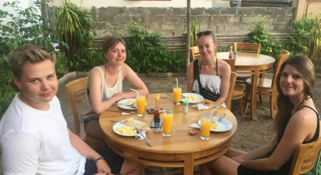 Кровать в общем номере Bima Homestay Lembongan