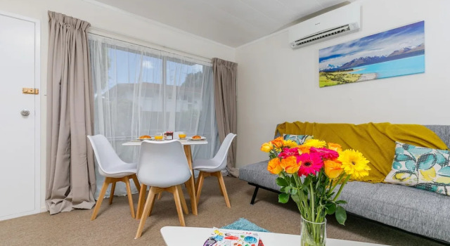 Super 2 bed flat in Remuera