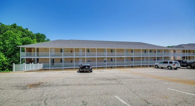 Balcony w/ Marina Views: Lake Ozark Hideaway!, Prenota Appartamento Hotel a Missouri con parcheggio, Parcheggio