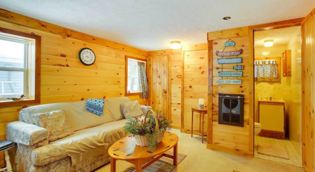 Pine Ridge Resort Cabin on Bass Lake w/ Dock!, Varaa Lomakeskus Lomahotellit kohteessa Michigan, Lomakeskus