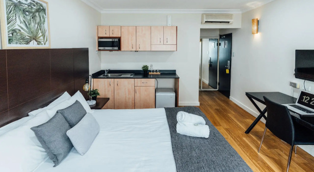Кровать в общем номере Uno Hotel