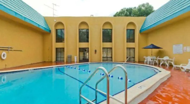 Quality Inn Busch Gardens, Забронировать Отель Тампа штат Флорида, рядом с Парк аттракционов Busch Gardens