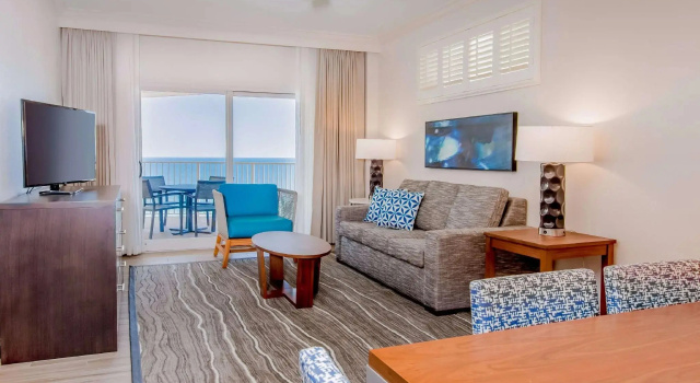 Четырёхместный номер Standard с 3 комнатами с видом на залив Hilton Pensacola Beach