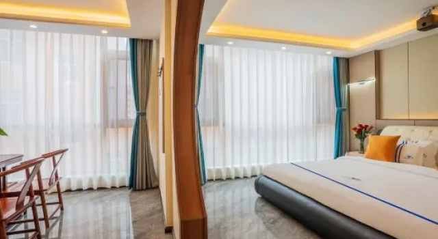 Люкс Deluxe Dolphin Bay Film and Television Smart Hotel (Qujing Bund Wanda Branch)