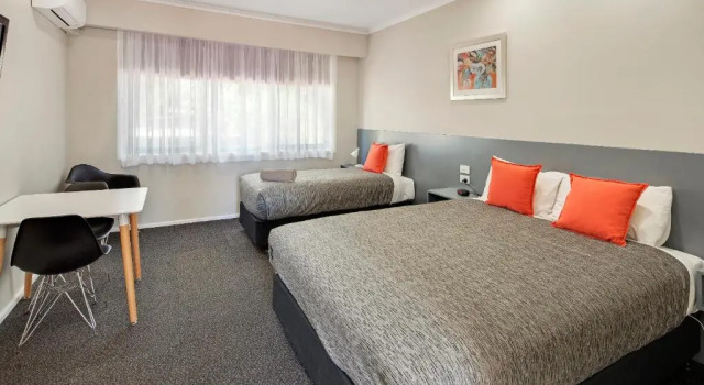 Трёхместный номер Standard Central Deborah Motel