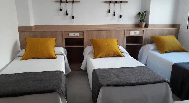 Трёхместный номер Standard Hostal Cervantes Playa