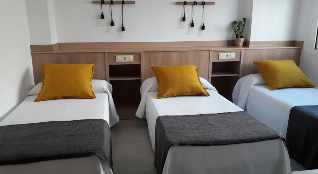 Трёхместный номер Standard Hostal Cervantes Playa