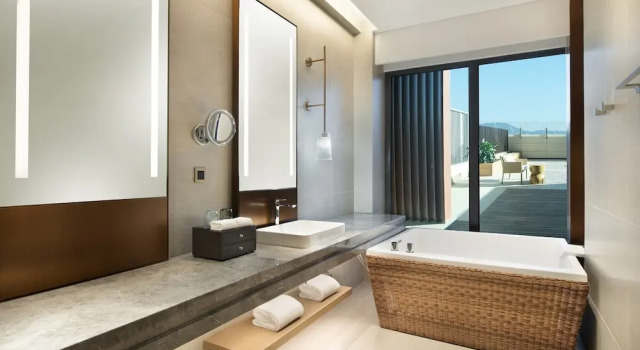 Двухместный номер Premium с балконом Crowne Plaza Zunhua Hot Spring Town by IHG