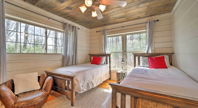 Deck + Fire Pits: Lake Toxaway Getaway!, จอง บ้านพักตากอากาศ Lake Toxaway Appalachian Mountains