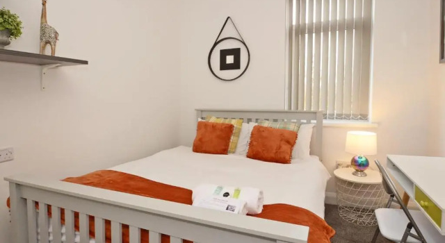 Townhouse Plus @ 301 West Street Crewe, Book Bed and Breakfast Crewe 
