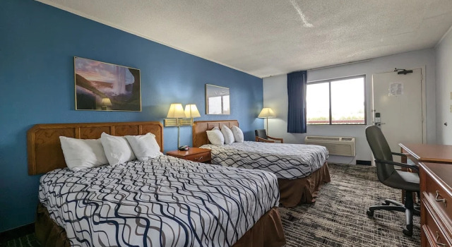 Четырёхместный номер Deluxe Sprucewood Inn