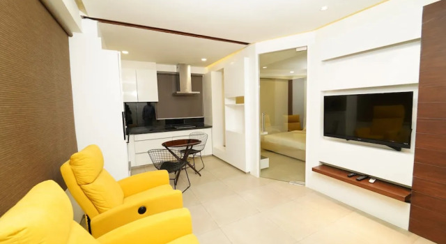Студия Ebony Residency