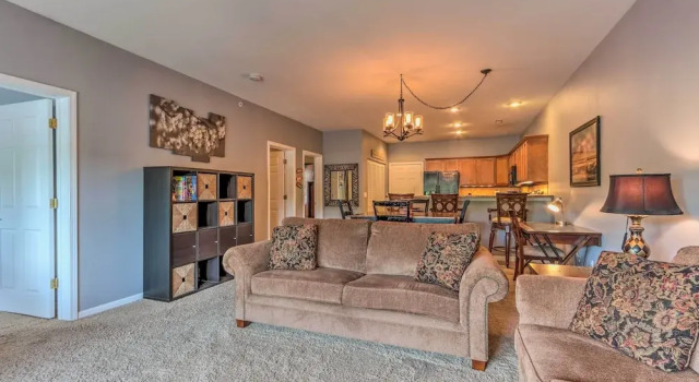 Lake & Poolside Fun! Water-view Camdenton Condo, Réserver Appartement Camdenton Lake of the Ozarks