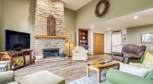 Апартаменты Door County Townhome: Pool Access, 1 Mi to Beach!