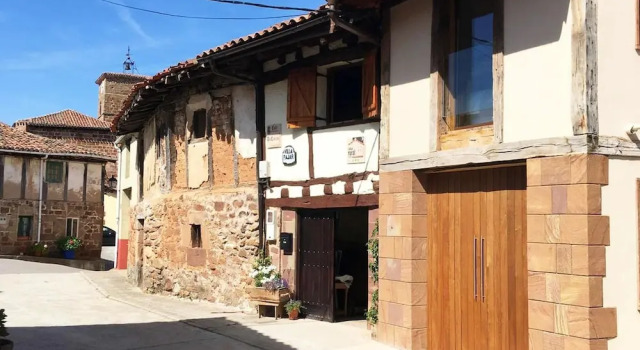 Charming House in Villasur de Herreros with Lake View, Забронировать Отель Вильясур-де-Эррерос 