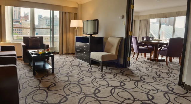 Люкс c 1 комнатой с балконом Holiday Inn Montreal Centre Ville Downtown by IHG