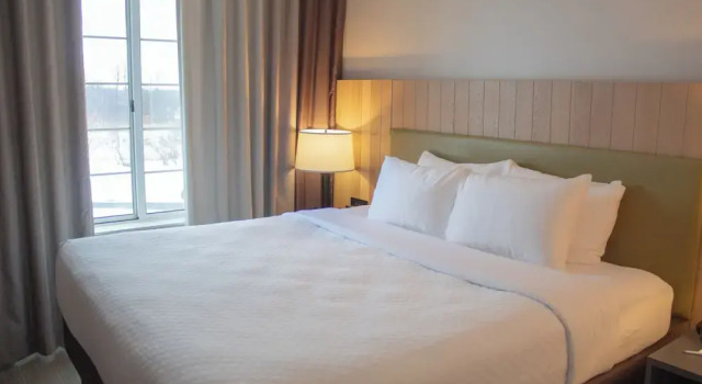 Люкс Country Inn & Suites by Radisson, Big Rapids, MI