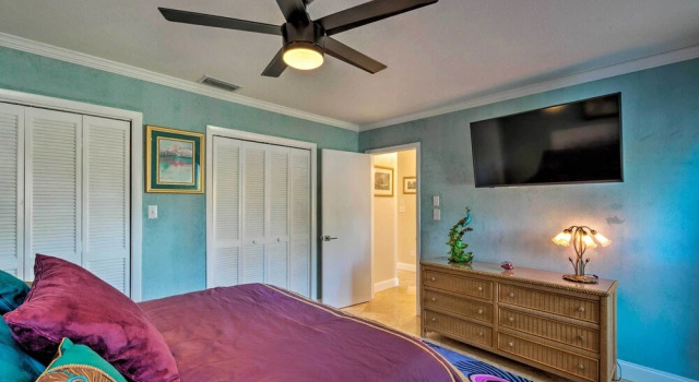 Bayfront Florida Retreat w/ Boat Lift & Fire Pit!, Réserver Maison de vacances Crystal River 