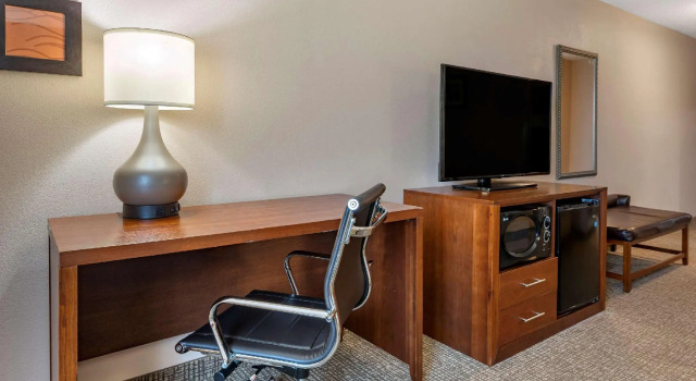 Четырёхместный номер Business Comfort Inn & Suites Lawrenceburg