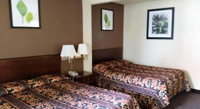 Четырёхместный номер Standard Travel Inn Motel