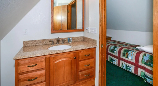 Breezy One 112 by RedAwning, Забронировать Отель Биг-Бэр-Лейк San Bernardino Mountains, рядом с Big Bear Queen Lake Tours