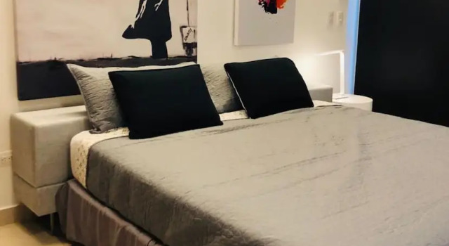 Апартаменты с балконом Full Stylish 2BR apartment in heart of town by Happy Address