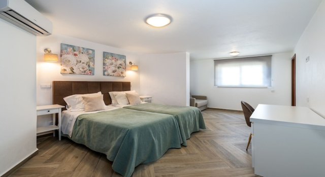 Вилла с балконом и с видом на сад Heated Pool 6 Bedroom Private Villa in Center of Olhos de Água