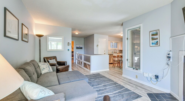 < 1/2 Mi to Sugarbush Resort: Condo w/ Deck!