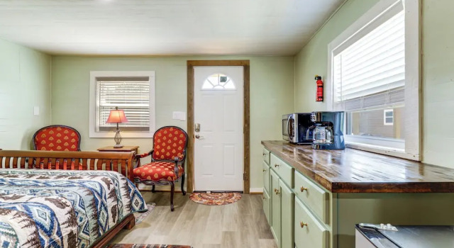 2 Mi to Great Smoky Mtns NP! Cozy Cabin Retreat