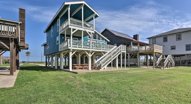 Коттедж Oceanfront Surfside Beach Home: Deck + Grill!