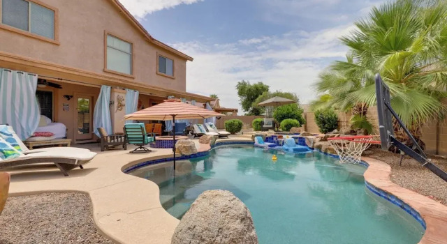 Коттедж Maricopa Desert Oasis: Fenced Yard w/ Hot Tub