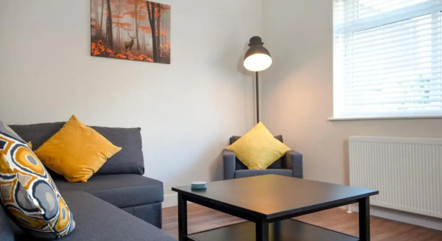 Oliverball Serviced Apartments - Morley Cottage - Modern 3 bedroom, 2 bathroom house with garden in Portsmouth