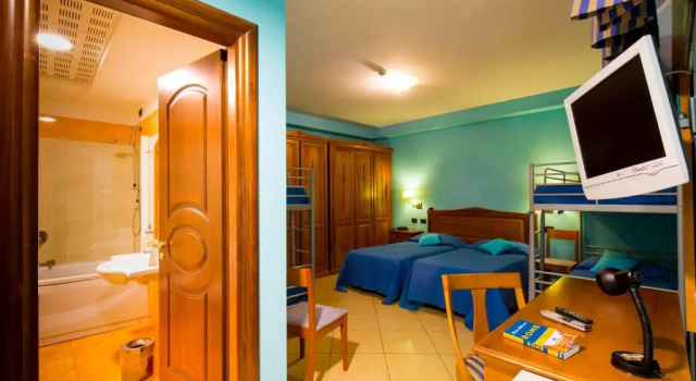 Кровать в общем номере (женский номер) Ulisse Deluxe Hostel