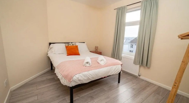 Family & Group Stay 5-bed Home, Parking