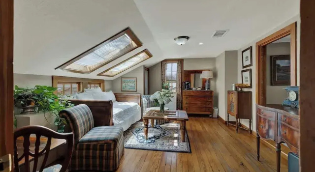 Коттедж Gillespie House-2 Suites-walk to Main St!