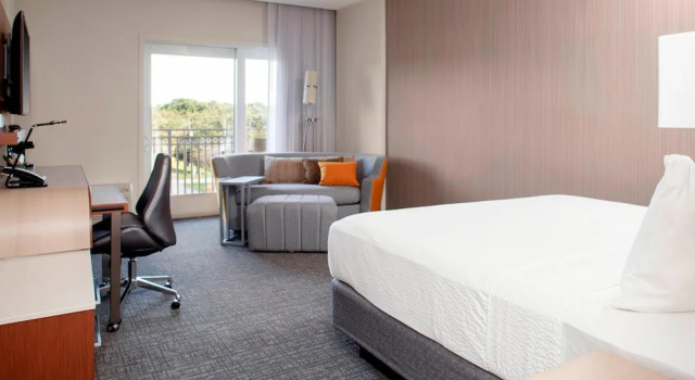 Двухместный номер Standard с балконом и с видом на город Courtyard by Marriott DeLand Historic Downtown