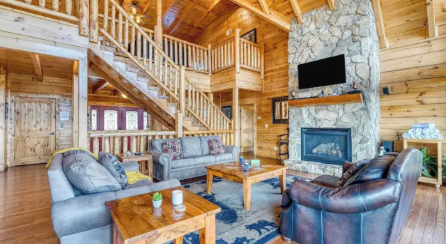 Smoky Vista Lodge by Avantstay Luxury Cabin w/ Elevator, Theater & Hot Tub Near Dollywood