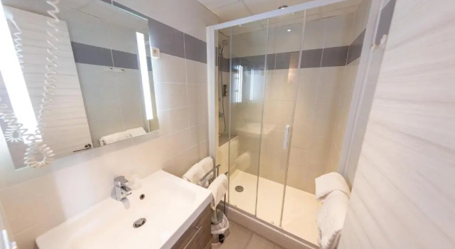 Номер Standard Logis Hôtel & Restaurant Mediterranee