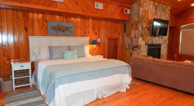 015 Red Roof Inn 4 Bedrooms 4 Bathrooms Home, Varaa Lomakoti Huvilat kohteessa Alabama, Villa