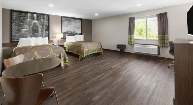 Четырёхместный номер Business Super 8 by Wyndham Fairmont