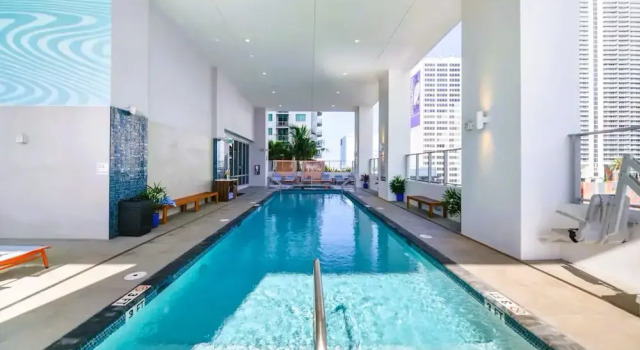 When the City Becomes a Canvas Terrace Pool Gym, Забронировать Апартаменты/квартира Апартаменты Miami Metropolitan Area, Апартаменты/квартира