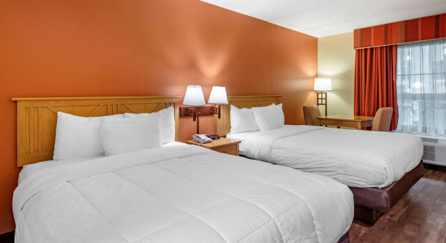 Четырёхместный номер Standard Econo Lodge Pigeon Forge Riverside