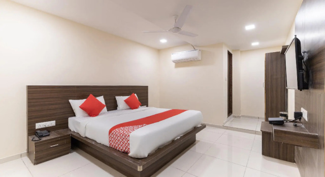 SPOT ON 48857 Hotel  Neelkamal 2, Rezervovat Hotel Hotely v Gujarat s parkováním, Parkování