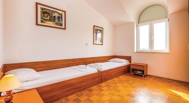 Beautiful Home in Banjol With Wifi and 2 Bedrooms, Prenota Hotel Hotel a Isole Quarnerine con parcheggio, Parcheggio