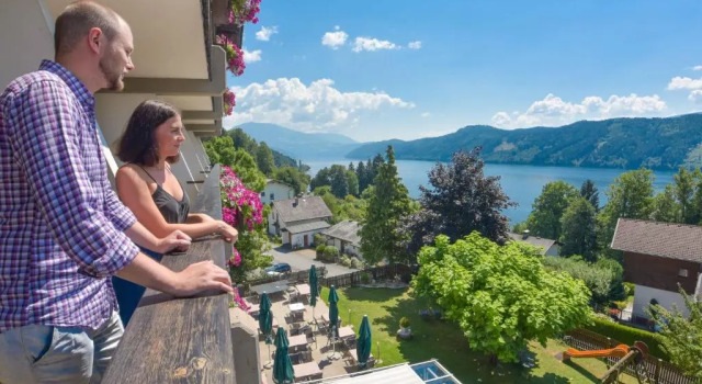 Семейный номер Standard с видом на озеро Hotel Bellevue
