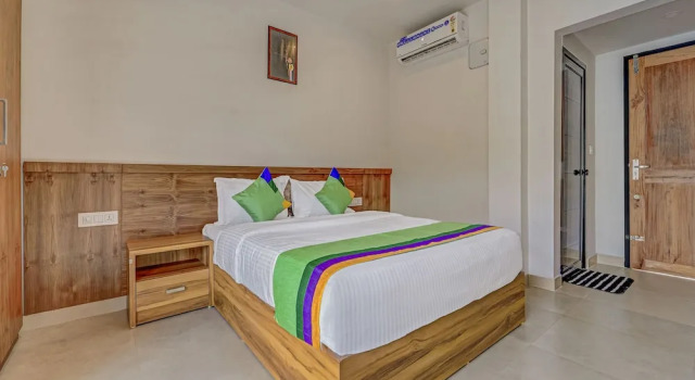 Номер Deluxe с балконом Treebo Regalia Inn Wayanad With Swimming Pool